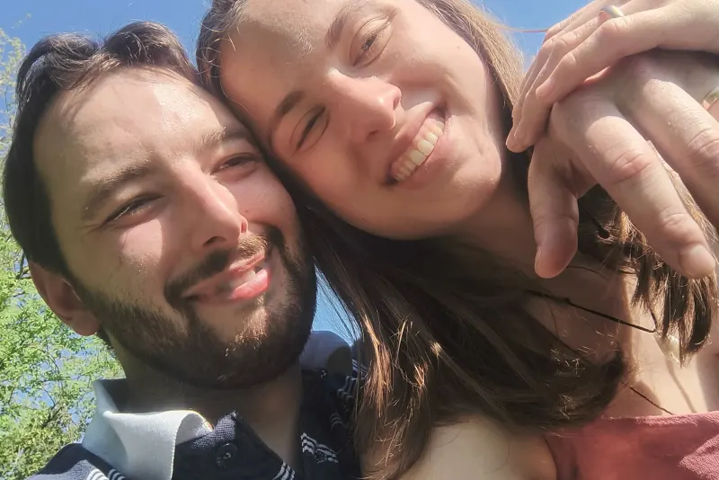 Márti és Keve a fűben fekve, tavaszi napsütésben